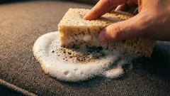 Vanha sohva näytti 15 minuutissa kuin uudelta – ilman pesulaa