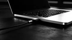 Kuinka vaarallista on pitää kannettava tietokone jatkuvasti kytkettynä laturiin?