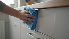 Kuinka poistaa tahmea rasva keittiön kaapistoista 5 minuutissa ilman kemikaaleja ja naarmuja