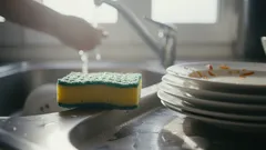 Miksi astioita ei pidä jättää veteen yöksi – keittiön piilevä vaara