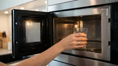 Miksi laittaa lasillinen vettä mikroaaltouuniin – yksinkertainen temppu, jota harvat tuntevat