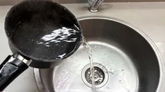 Kaadoitko kiehuvaa vettä pesualtaaseen? Lue, mitä seurauksia siitä voi olla putkistollesi