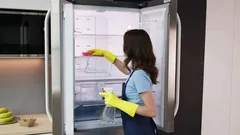 Asiantuntijat paljastavat: jääkaapin puhdistuksen optimaalinen tiheys terveyden ja puhtauden kannalta