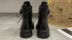 Miksi saappaiden takapuolella on silmukka – ja miten se pelastaa jalkasi