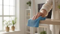 Pöly katoaa itsestään: yksinkertainen temppu muovipussilla, josta siivoojat eivät puhu